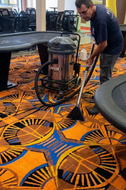Técnico da Flex Clean usando extratora profissional em superfície têxtil