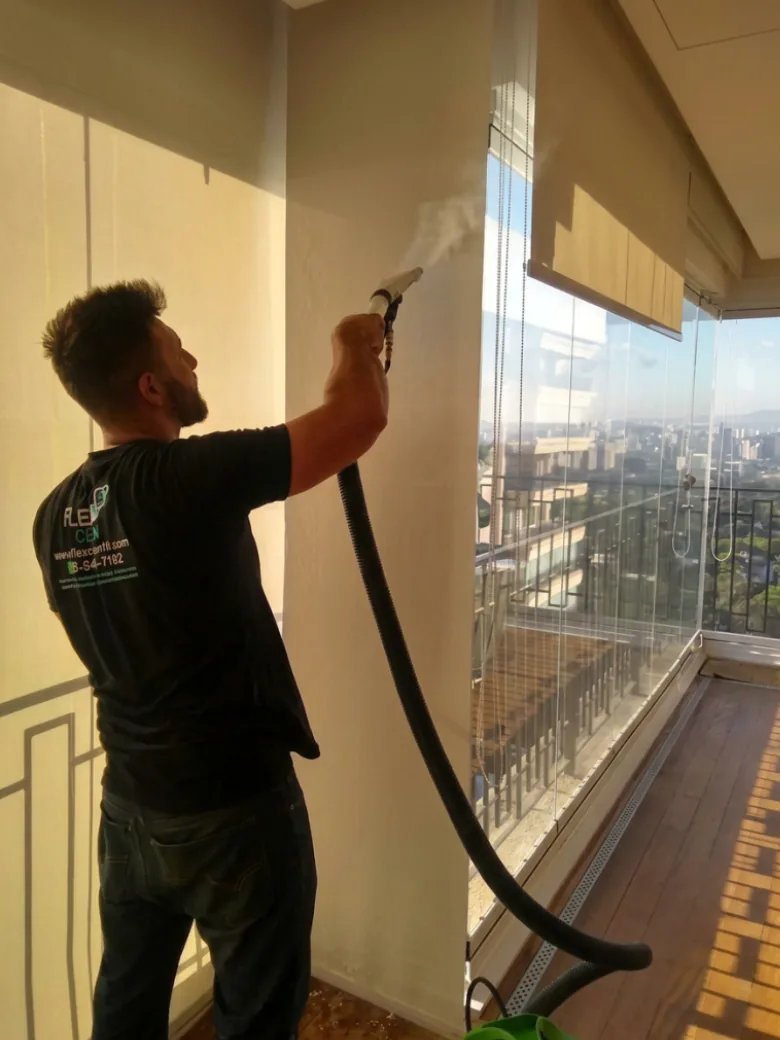 Técnico da Flex Clean usando vapor para higienização de cortinas e persianas