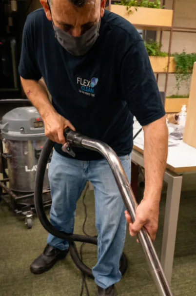 Profissional da Flex Clean durante atendimento em espaço amplo