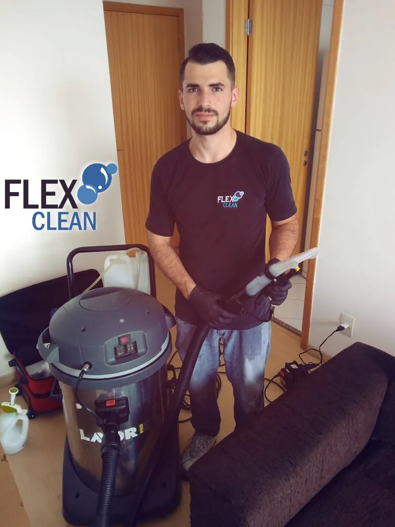 Profissional da Flex Clean com equipamento de higienização em ambiente interno