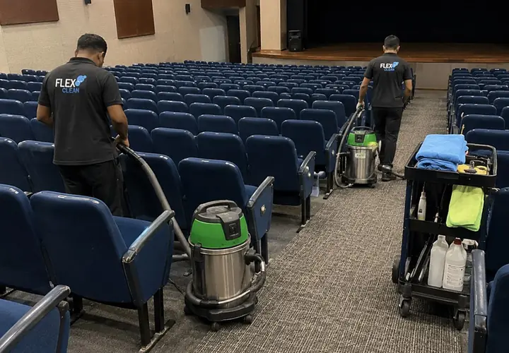 Equipe Flex Clean higienizando auditório fechado com poltronas de tecido