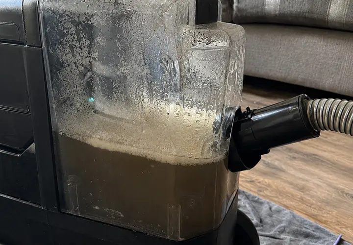Tanque da extratora com a água suja removida da fibra do carpete