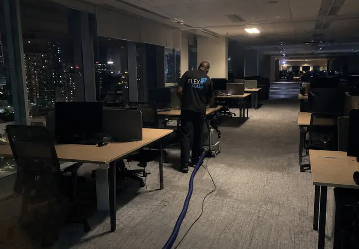 Técnico da Flex Clean higienizando carpete de escritório fora do horário comercial