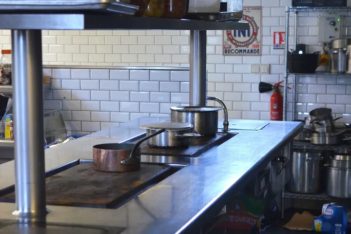 Cozinha industrial com bancadas de inox pronta para o atendimento