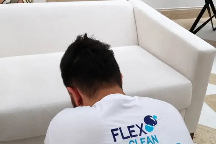 Profissional da Flex Clean em atendimento dentro da casa do cliente