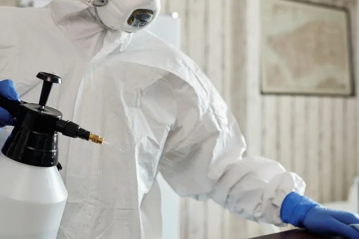 Aplicação de desinfecção por nebulização em ambiente corporativo