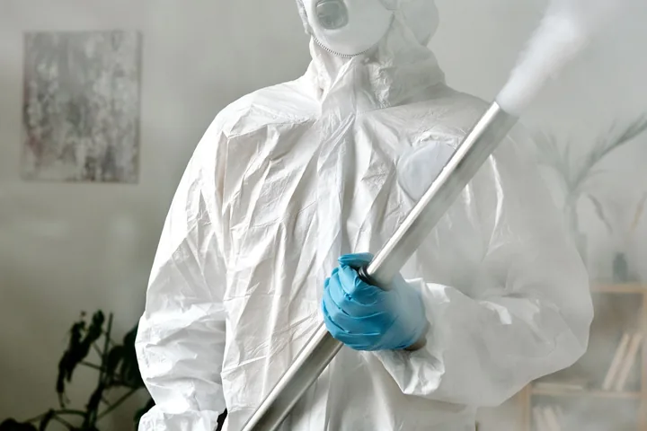 Equipamento de nebulização liberando névoa desinfetante em um ambiente interno