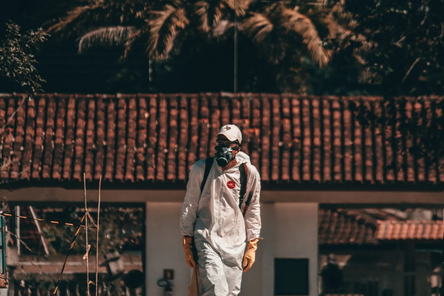 Profissional em traje de proteção completo pronto para a aplicação