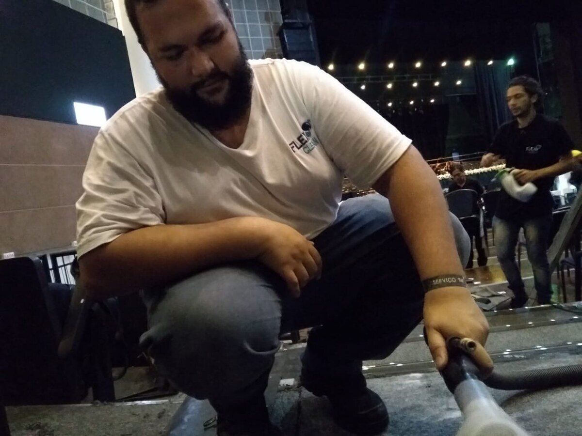 Técnico da Flex Clean higienizando o carpete de um espaço de eventos