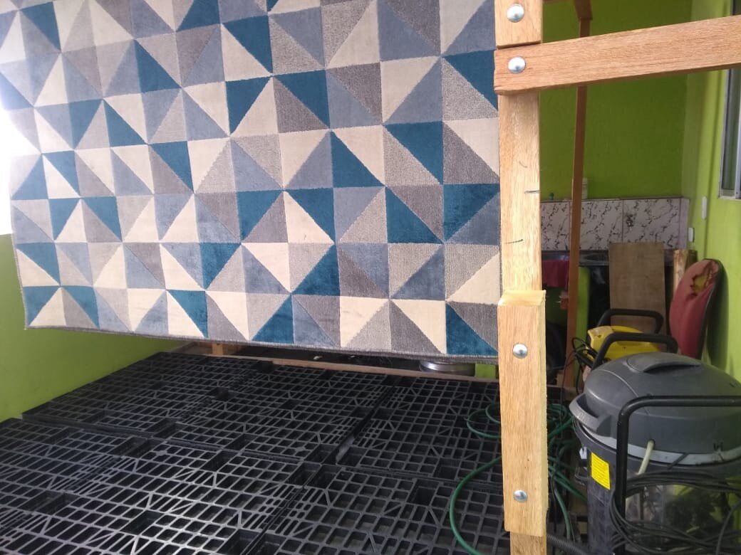 Tapete estendido para secagem na lavanderia da Flex Clean, na zona leste de São Paulo
