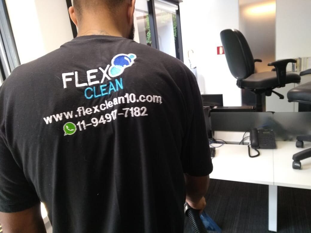 Técnico da Flex Clean higienizando cadeiras em um escritório com carpete