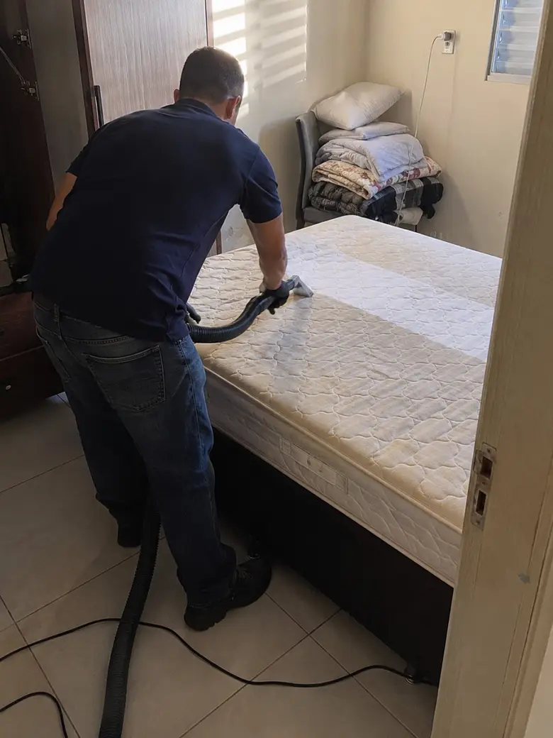 Profissional da Flex Clean com equipamento de higienização