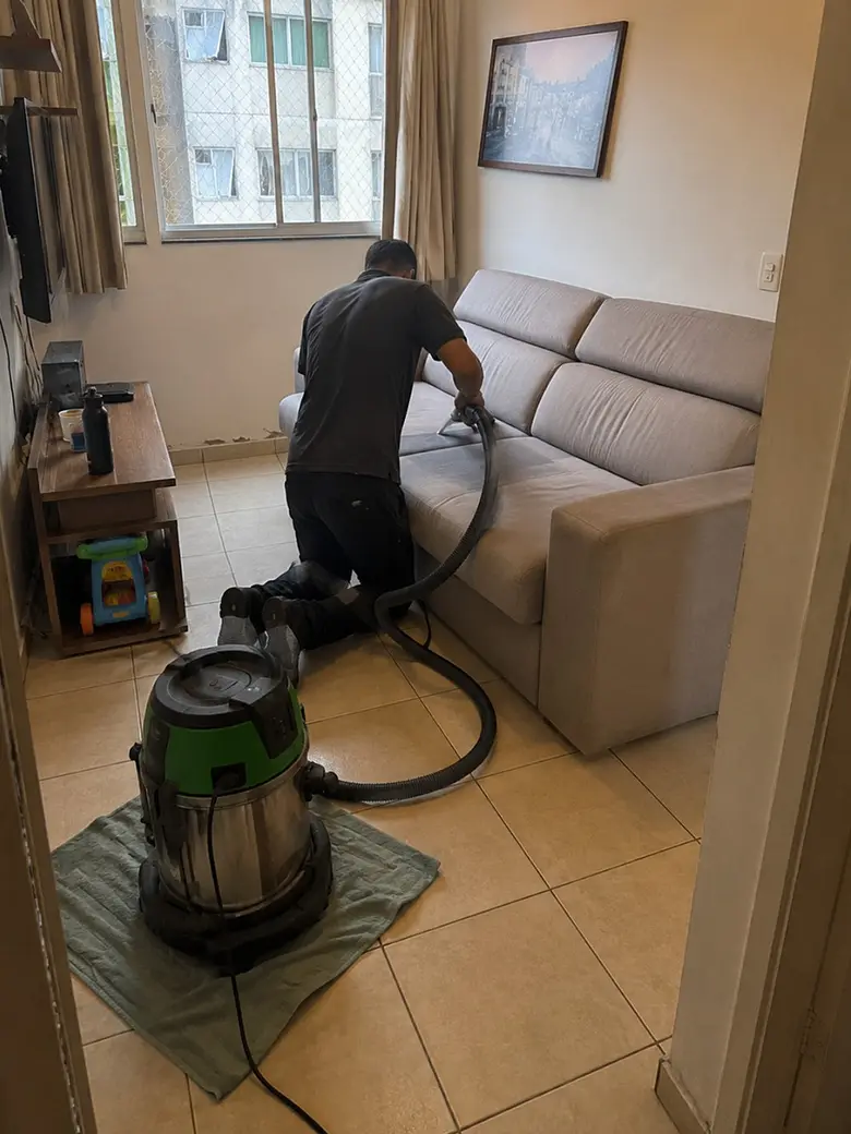 Técnico da Flex Clean em atendimento residencial com equipamento próprio