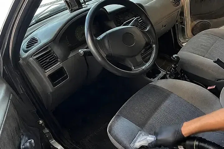 Interior de veículo sendo avaliado antes do serviço, com o equipamento posicionado