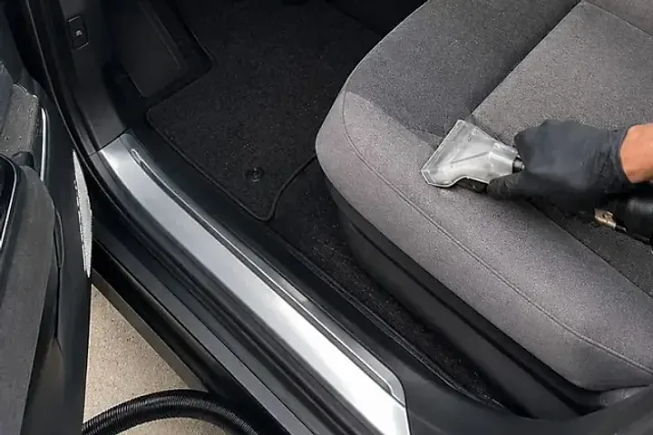 Técnico da Flex Clean extraindo a sujeira do banco antes da impermeabilização