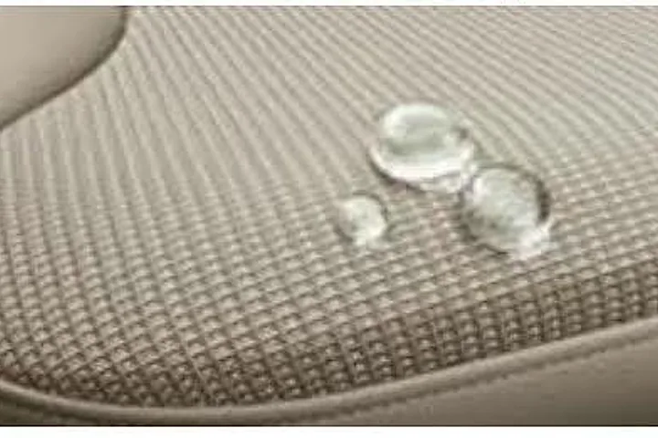Gotas de água paradas sobre o tecido do banco de um carro, sem penetrar