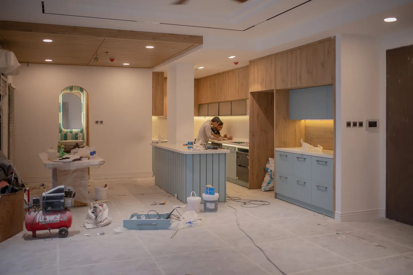 Cozinha recém-construída com material de obra ainda espalhado pelo piso