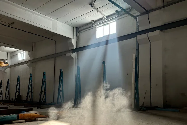 Poeira fina suspensa no ar, iluminada pela luz que entra por uma janela