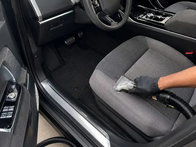 Banco de veículo recebendo tratamento de proteção pela Flex Clean