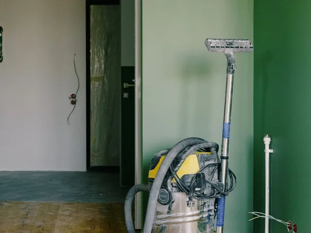 Aspirador industrial em ambiente recém-reformado, pronto para a limpeza pós-obra